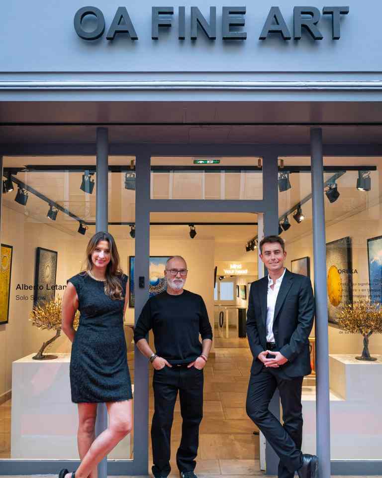 Anna Nevicka, Alberto Letamendi et Olivier Maréchal devant la galerie OA Fine Art Rive Gauche
