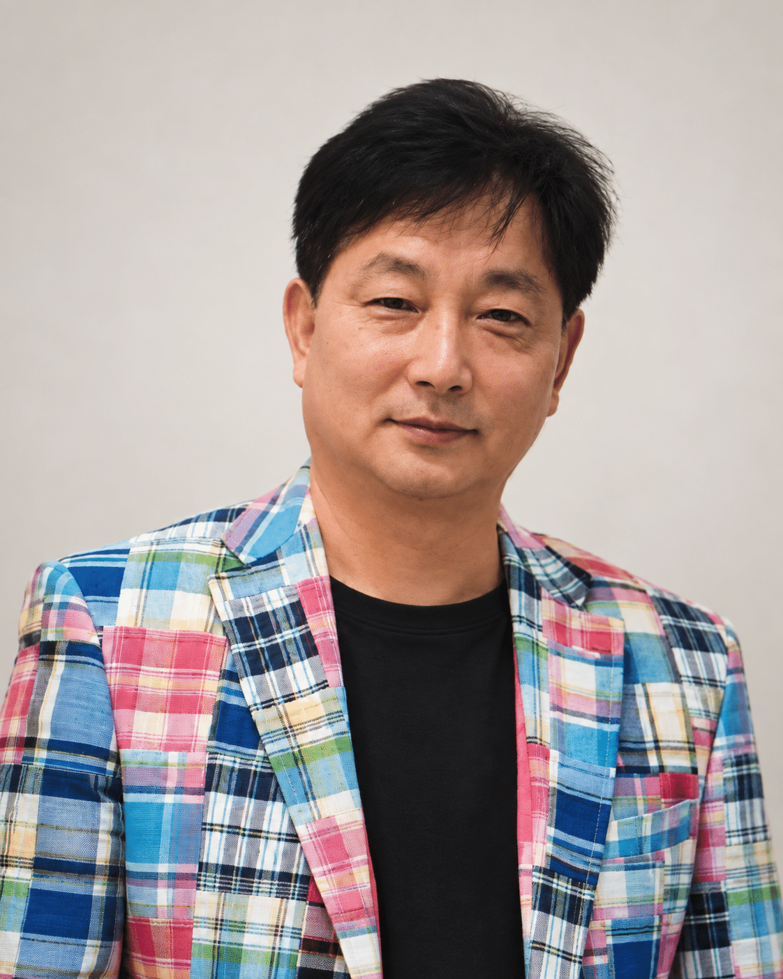 Yu Jin Goo, portrait de l'artiste — peintre coréen de la nacre né en 1965, représenté par les galeries OA Fine Art à Paris